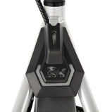 Nowoczesna srebrna hulajnoga elektryczna KuKirin A1 z oświetleniem LED i ergonomicznym designem