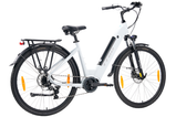 E-rower TTGO C7 z napędem centralnym i silnikiem 250W na miejskich ulicach