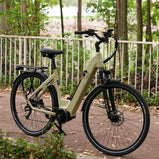 TTGO C7 SE rower elektryczny miejski zaparkowany na ścieżce w otoczeniu zieleni