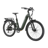 Zielony TTGO E-SUVO rower elektryczny z niskim przekrokiem, przednią amortyzacją, błotnikami i tylnym bagażnikiem – widok z przodu pod kątem