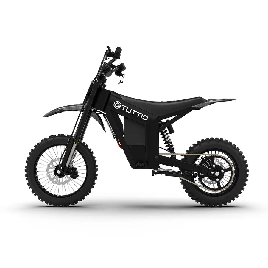 Lewy profil czarnego motocykla elektrycznego Tuttio Soleil 01 SE, widoczna rama, bateria, zawieszenie i napęd łańcuchowy na białym tle.