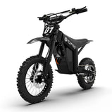 Czarny elektryczny motocykl crossowy Tuttio Soleil 01 SE, widok z przodu pod kątem z lewej strony na białym tle.