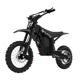 Czarny motocykl elektryczny Tuttio Soleil 01 SE, widok pod kątem z prawej strony, eksponujący przednie koło i detale ramy na białym tle.