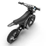 Widok z tyłu i z góry na elektryczny motocykl Tuttio Soleil 01 SE, pokazujący kanapę, kierownicę z wyświetlaczem LCD oraz tylny błotnik z włókna węglowego.