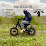 Grafika informacyjna przedstawiająca wymiary i specyfikację elektrycznego motocykla crossowego Tuttio Soleil 01 SE, pokazująca motocyklistę w kasku siedzącego na pojeździe na tle zieleni. Widoczne parametry to m.in. waga 48 kg, maksymalne obciążenie 120 kg oraz dokładne wymiary ramy.